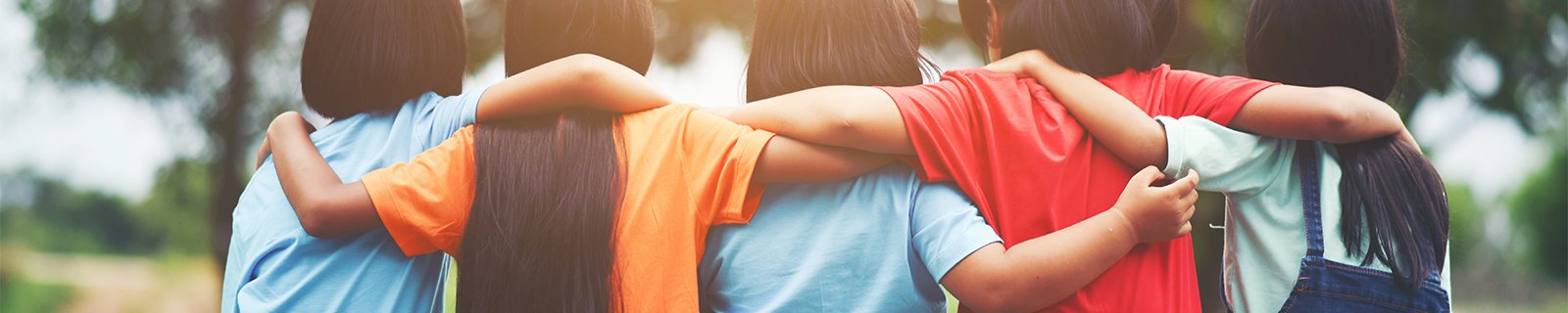 Kinder Freunde sitzend von hinten